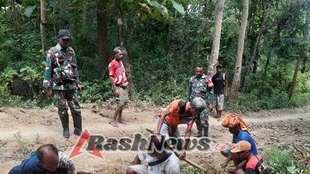 Babinsa Fatukolo Tanggap Dampak Cuaca Ekstrem, Bersihkan Akses Jalan Bersama Warga
