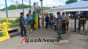 Sertu Jhonatan DJ Awasi Proses Bongkar Muatan Dua Kapal ASDP di Pantai Baru