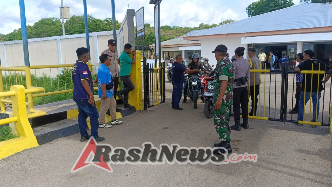 Sertu Jhonatan DJ Awasi Proses Bongkar Muatan Dua Kapal ASDP di Pantai Baru