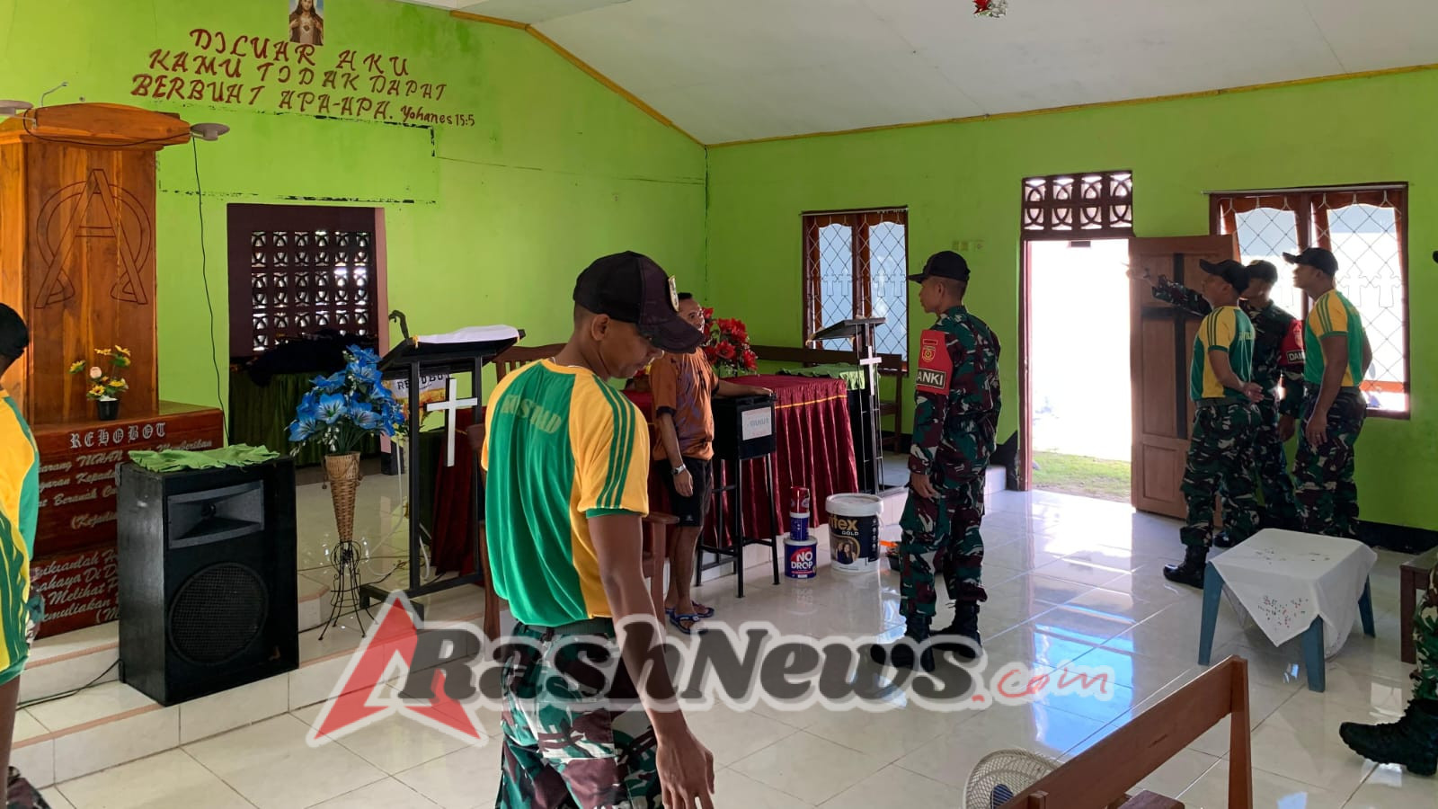 Peringati HUT ke-80 Armed, Satgas Yonarmed 12 Gelar Karya Bakti di Gereja Desa Silawan