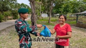Jumat Berkah Satgas Yonarmed 12 Kostrad Pererat Hubungan dengan Warga Perbatasan