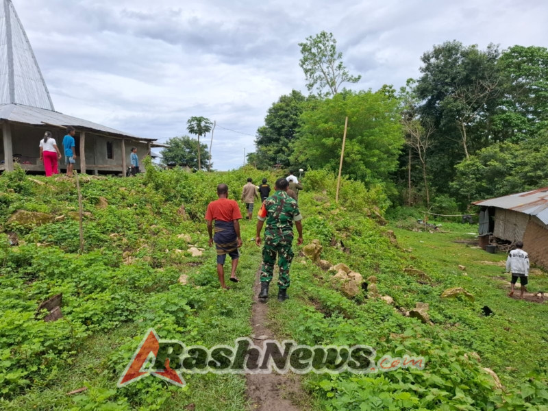 Babinsa Kodim 1601/Sumba Timur Pantau Pengukuran Batas Tanah Bersama Warga