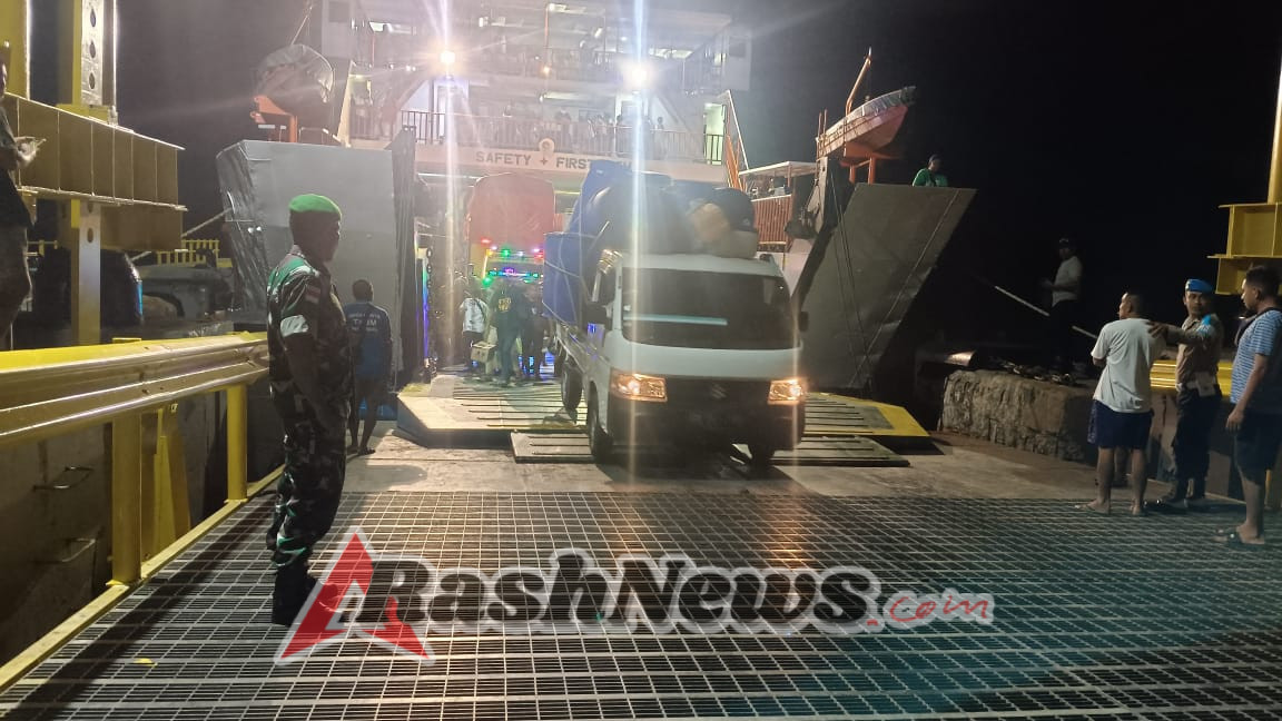 Babinsa Pantai Baru Pastikan Aktivitas Bongkar Muat Berjalan Aman dan Tertib