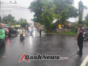Cuaca Hujan Tak Menyurutkan Tugas, Polsek Abiansemal Pastikan Kelancaran Lalin Sore Hari