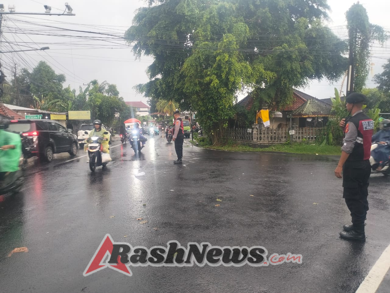 Cuaca Hujan Tak Menyurutkan Tugas, Polsek Abiansemal Pastikan Kelancaran Lalin Sore Hari