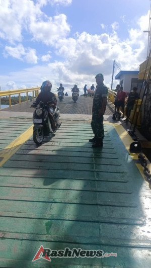 Dukung Kelancaran Transportasi Laut, Babinsa Lakukan Pengamanan di Pelabuhan Pantai Baru