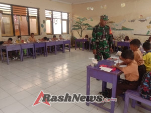 Sertu Ruslin Awasi Pembagian Makanan Bergizi bagi Siswa SDN 1 Air Suning