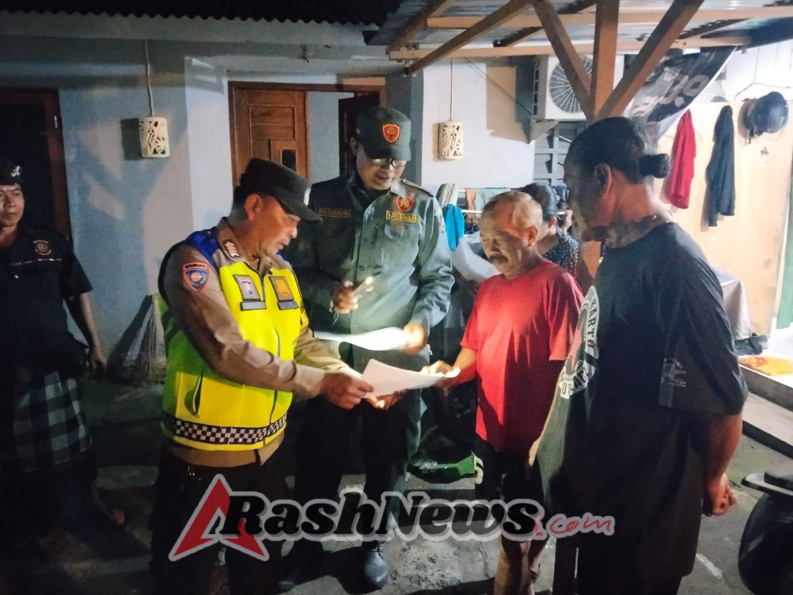 Bhabinkamtibmas Kel. Kesiman Kawal Pendataan Duktang Non-Permanen di Dua Lokasi Kos-Kosan