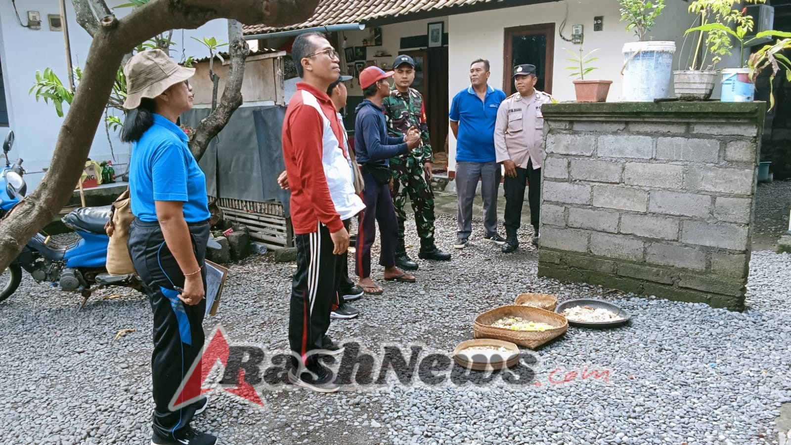 Bhabinkamtibmas Desa Kamasan dan Tim Monitoring Tinjau Warga Penerima Bantuan Bedah Rumah.