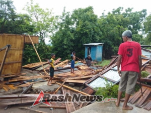 Angin Kencang Hantam Rumah Lansia, Babinsa Kewapante Sigap Berikan Penanganan Awal