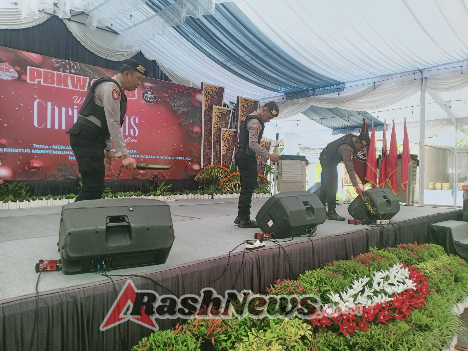 Sat Samapta Polres Karangasem Pastikan Keamanan Panggung Kebaktian dengan Sterilisasi Menyeluruh