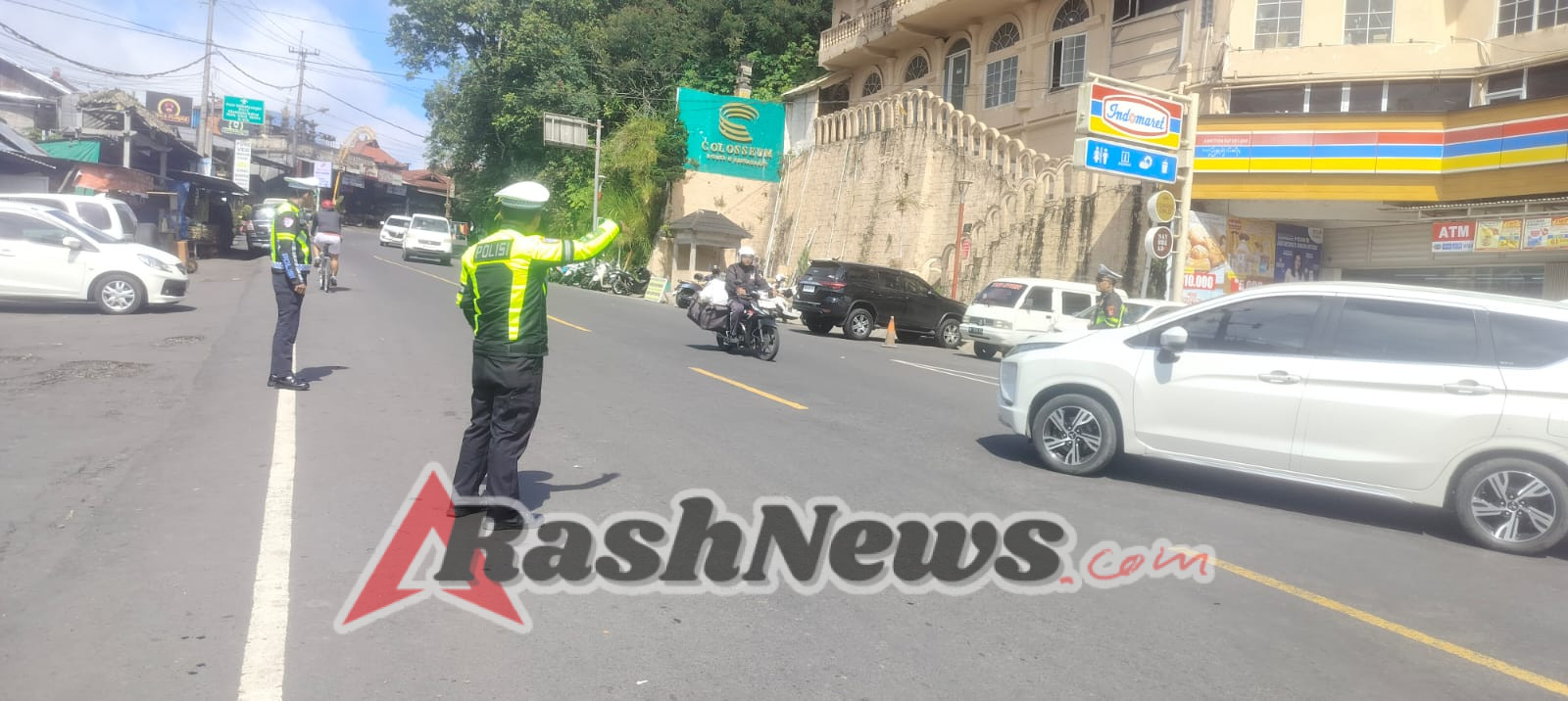 Antisipasi Lonjakan Pengunjung Akhir Pekan, Personel Polres Bangli Laksanakan Pengamanan dan Pengaturan Lalu Lintas di Obyek Wisata Penelokan Kintamani