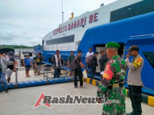 Pengamanan Terpadu: Piket Koramil Ba’a Pastikan Keamanan Kedatangan Kapal Expres Bahari 8E