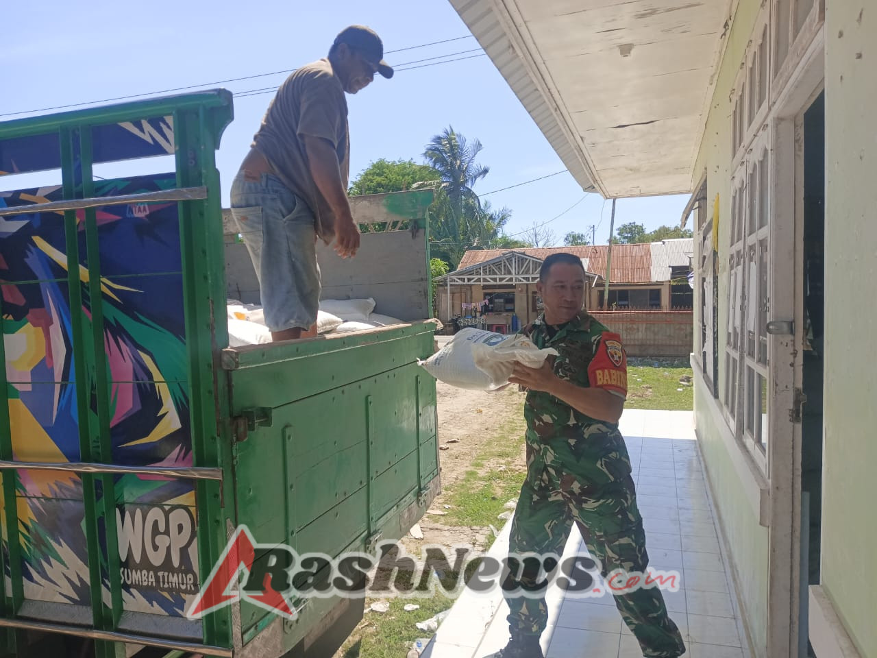 Babinsa Pahunga Lodu Pastikan Bantuan Beras dan Minyak Goreng Tepat Sasaran di Desa Kaliuda