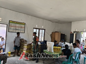 Babinsa Koramil 1601-02 Pastikan Pembagian Bansos Tepat Sasaran di Desa Wanga