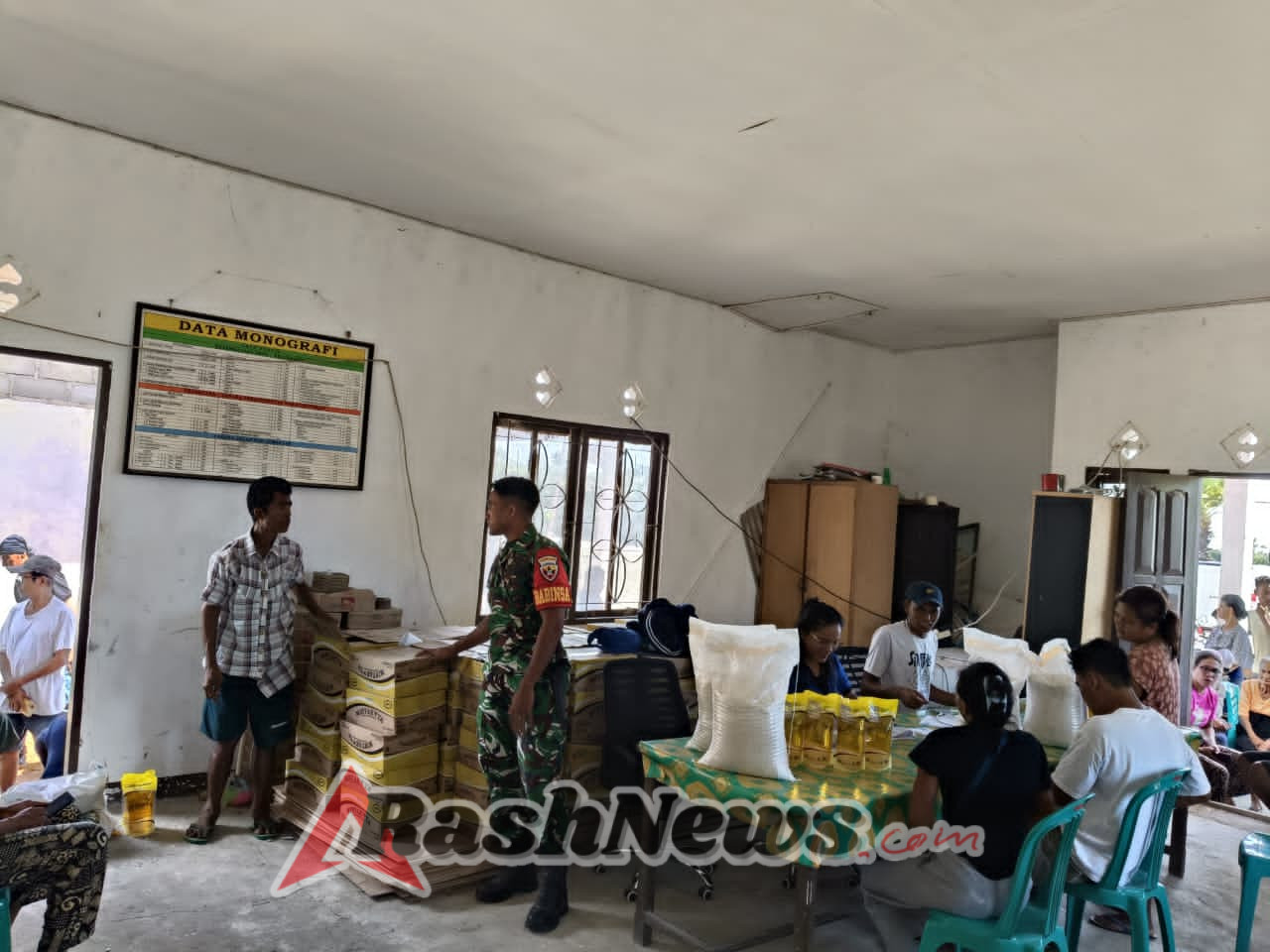 Babinsa Koramil 1601-02 Pastikan Pembagian Bansos Tepat Sasaran di Desa Wanga