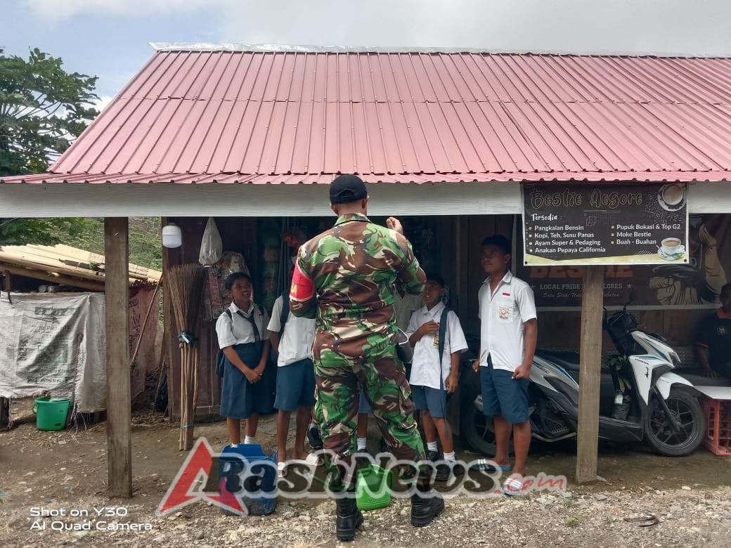Babinsa 1602-01/Ende Perkuat Komsos dan Pamwil Bersama Warga Desa Tendambepa  Kopda Faisal Idrus Hadir Dekat dengan Warga, Tingkatkan Kamtibmas di Tendambepa  Komsos dan Pamwil Babinsa, Wujud Nyata Kemanunggalan TNI-Rakyat di Desa Tendambepa  Babinsa 1602-01/Ende Ciptakan Rasa Aman dan Nyaman Bagi Warga Tendambepa  Kegiatan Pamwil dan Komsos Babinsa, Memperkuat Sinergi TNI dan Masyarakat Desa Tendambepa  Ende, – Babinsa 1602-01/Ende melaksanakan kegiatan Komunikasi Sosial (Komsos) dan Pengawasan Wilayah (Pamwil) bersama masyarakat di Desa Tendambepa, Kecamatan Nangapanda, Kabupaten Ende. Kegiatan ini dimulai pukul 08.00 Wita hingga selesai dan berlangsung dengan tertib, aman, dan lancar.  Babinsa Kopda Faisal Idrus memantau keamanan wilayah serta berinteraksi langsung dengan warga. Dalam kesempatan ini, Babinsa memberikan himbauan agar masyarakat tetap waspada terhadap situasi Kamtibmas di lingkungan mereka. Selain itu, Babinsa juga mendengarkan keluhan warga dan membantu berkoordinasi dengan pemerintah setempat untuk mencari solusi atas permasalahan yang muncul.  Kegiatan ini diikuti oleh 8 siswa/i dari desa setempat, yang turut berpartisipasi aktif dalam komunikasi sosial dan kegiatan Pamwil. Kehadiran Babinsa di tengah masyarakat tidak hanya memberikan rasa aman, tetapi juga menumbuhkan sikap simpatik warga terhadap TNI yang selalu hadir di tengah-tengah mereka.  Komsos dan Pamwil merupakan bagian dari tugas pokok Satuan Komando Kewilayahan (Satkowil) sebagai garda terdepan TNI AD dalam membantu mengatasi kesulitan rakyat, menjaga stabilitas wilayah, serta memperkuat kemanunggalan TNI-Rakyat. Kehadiran Babinsa di Desa Tendambepa mendapat sambutan sangat antusias dari warga masyarakat.  Dengan pelaksanaan kegiatan rutin ini, TNI AD menegaskan komitmennya untuk menjaga keamanan wilayah dan mempererat hubungan harmonis dengan masyarakat.  (Pendim 1602/Ende)