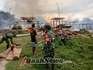 Rumah Adat Ludes Terbakar, Babinsa dan Warga Berupaya Maksimal Padamkan Api