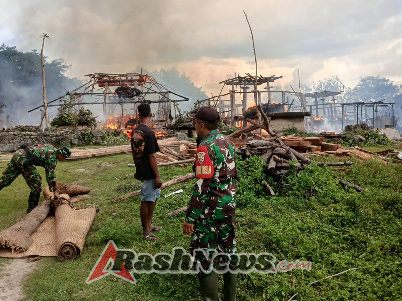 Rumah Adat Ludes Terbakar, Babinsa dan Warga Berupaya Maksimal Padamkan Api