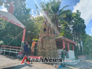 Babinsa Koramil 01/Loli Perkuat Kebersamaan Lewat Pembuatan Pohon Natal di Desa Manumada