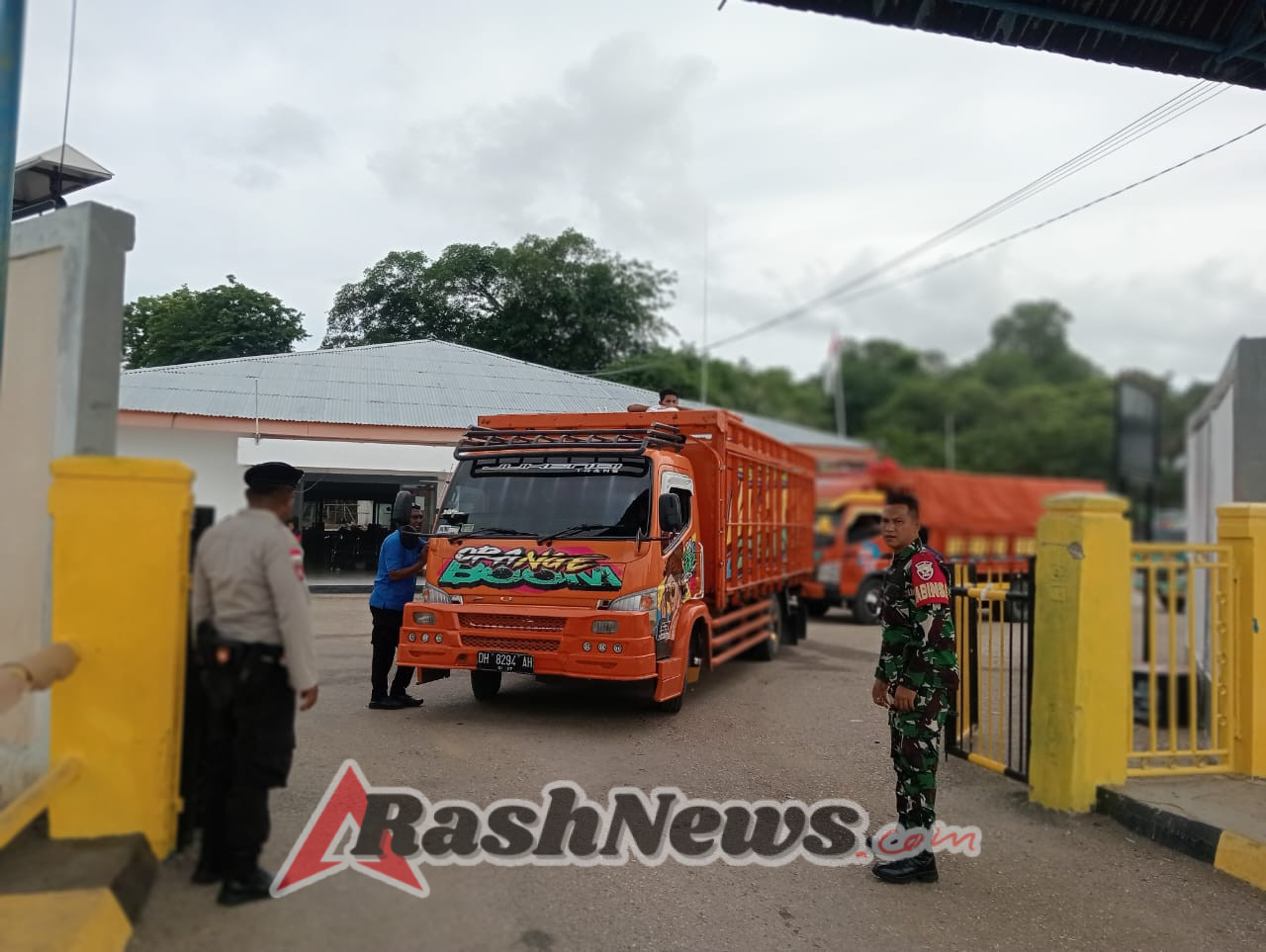 Bhabinsa Pantai Baru Awasi Pergerakan Penumpang dan Barang di Pelabuhan Ofalangga