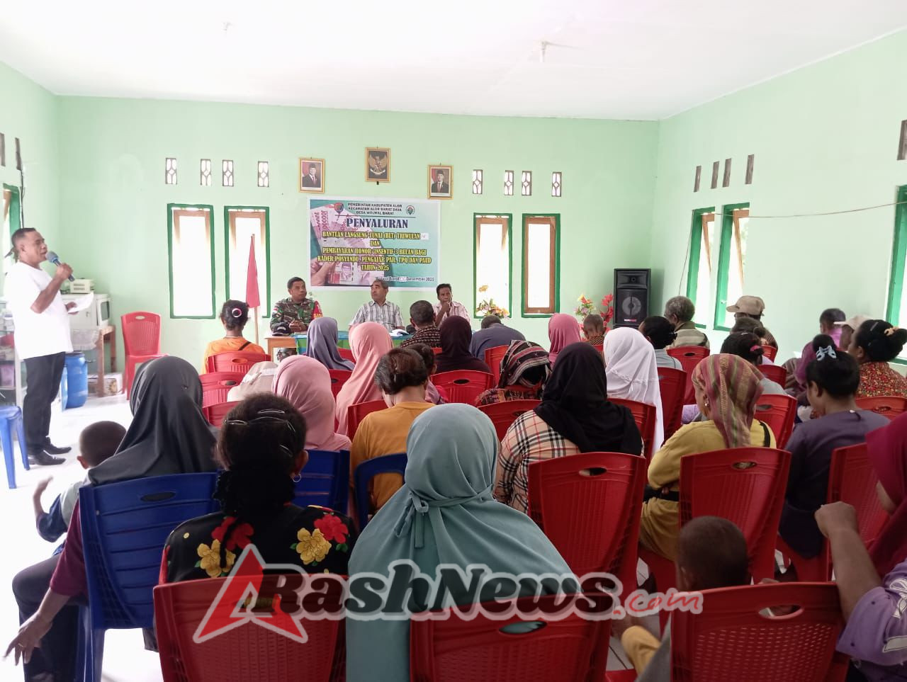 Desa Wolwal Barat Salurkan Rp 9 Juta Bantuan Tunai kepada Warga Rentan Ekonomi