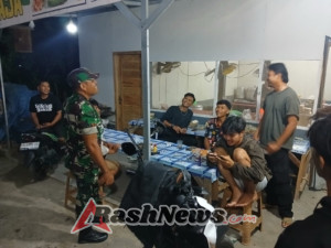 Situasi Kondusif: Babinsa Sekongkang Laksanakan Patroli Malam di Desa Pasir Putih