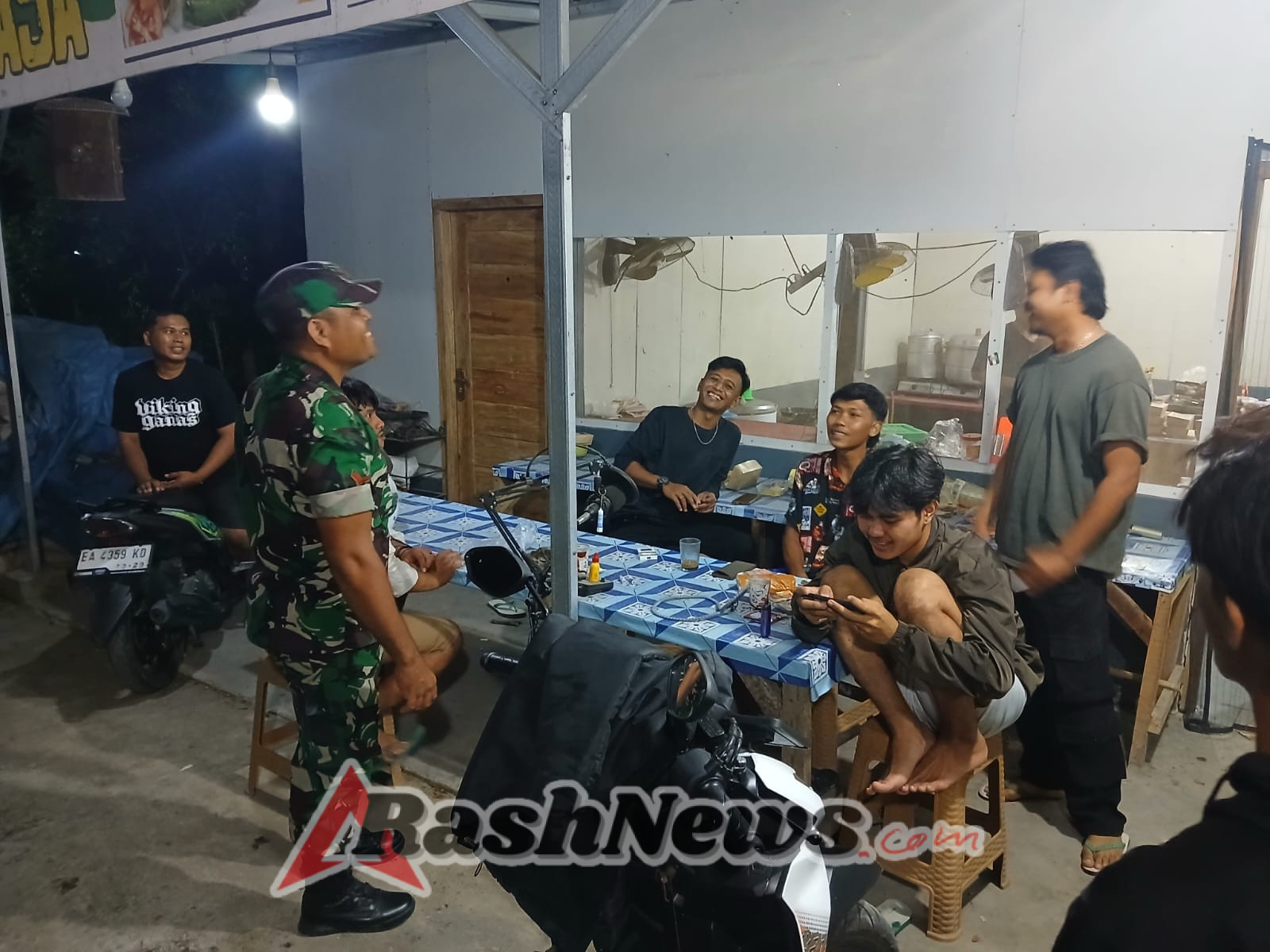 Situasi Kondusif: Babinsa Sekongkang Laksanakan Patroli Malam di Desa Pasir Putih