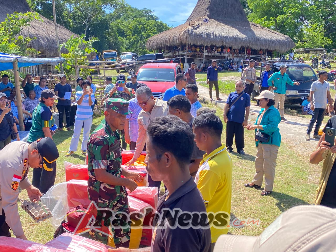 Dandim 1613/Sumba Barat Dampingi Bupati Tinjau Lokasi Kebakaran dan Salurkan Bantuan