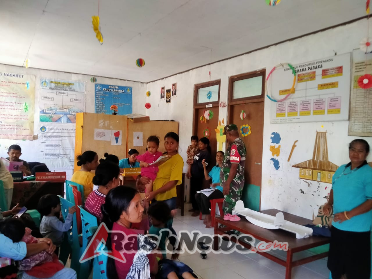 Sertu Silas Kikhau Bantu Kelancaran Posyandu di Desa Uburaya