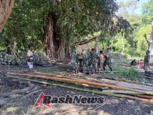 Peduli Masyarakat, Babinsa Turun Langsung Bantu Korban Kebakaran di Lamboya