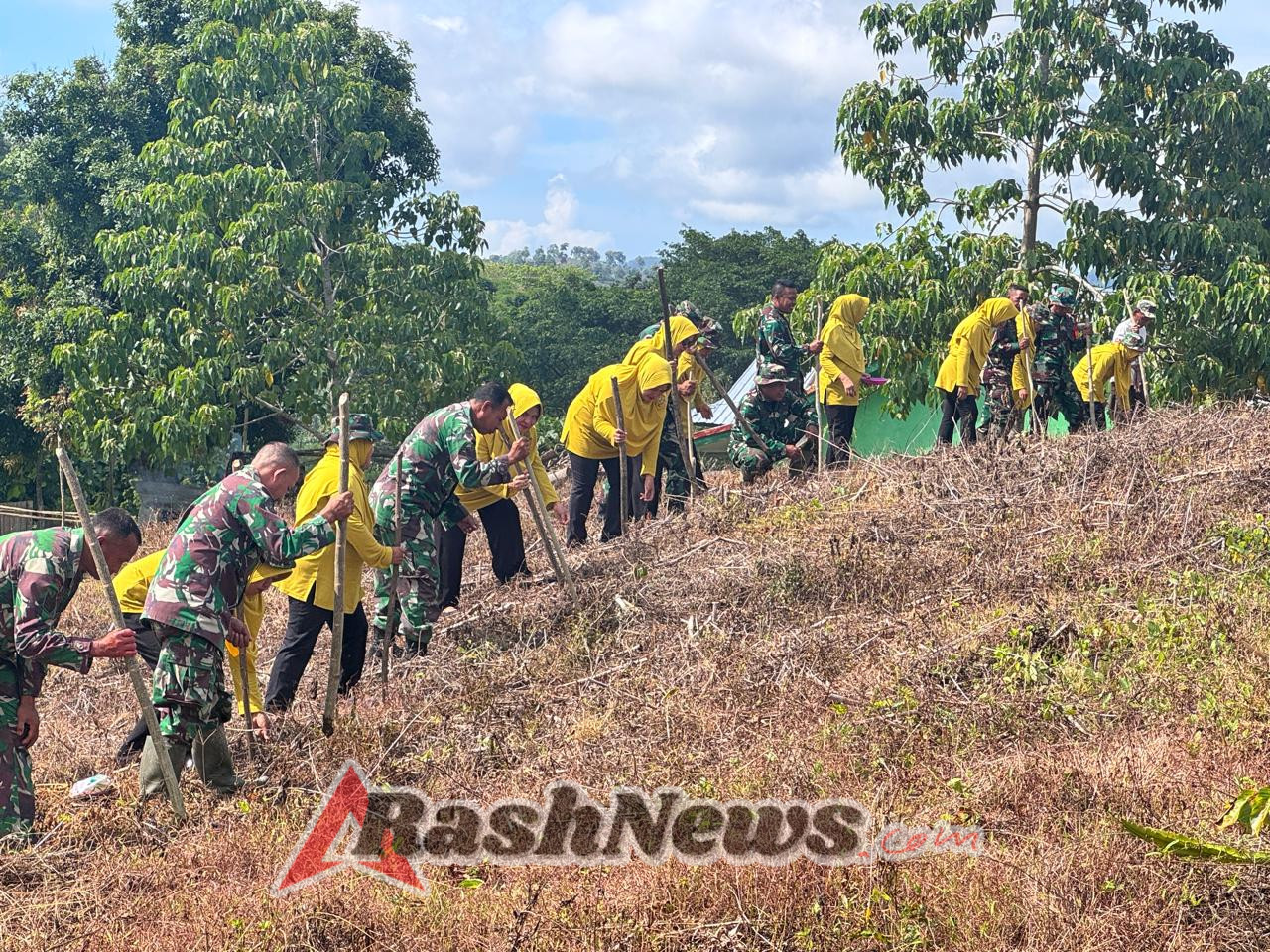 Anggota Koramil 1608-07 Monta dan Ibu Persit Tanam Jagung Bersama Demi Masa Depan Pangan