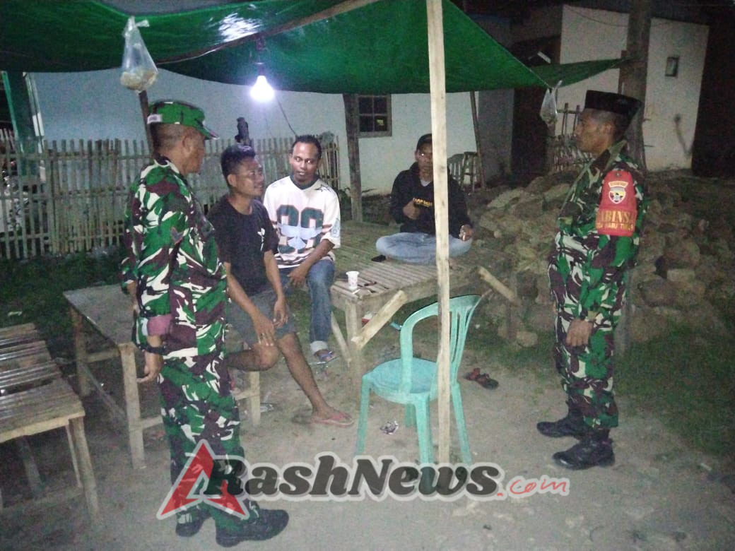 Babinsa Naru Bersama Aparat Desa dan Warga Jaga Situasi Wilayah Tetap Kondusif