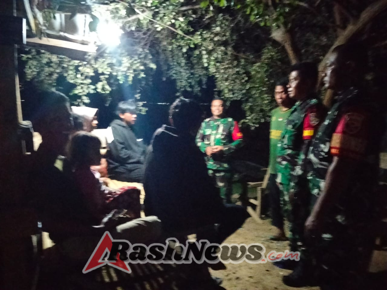 Siskamling RT 03 RW 06 Matakando Tingkatkan Kamtibmas Lewat Patroli Bersama Babinsa