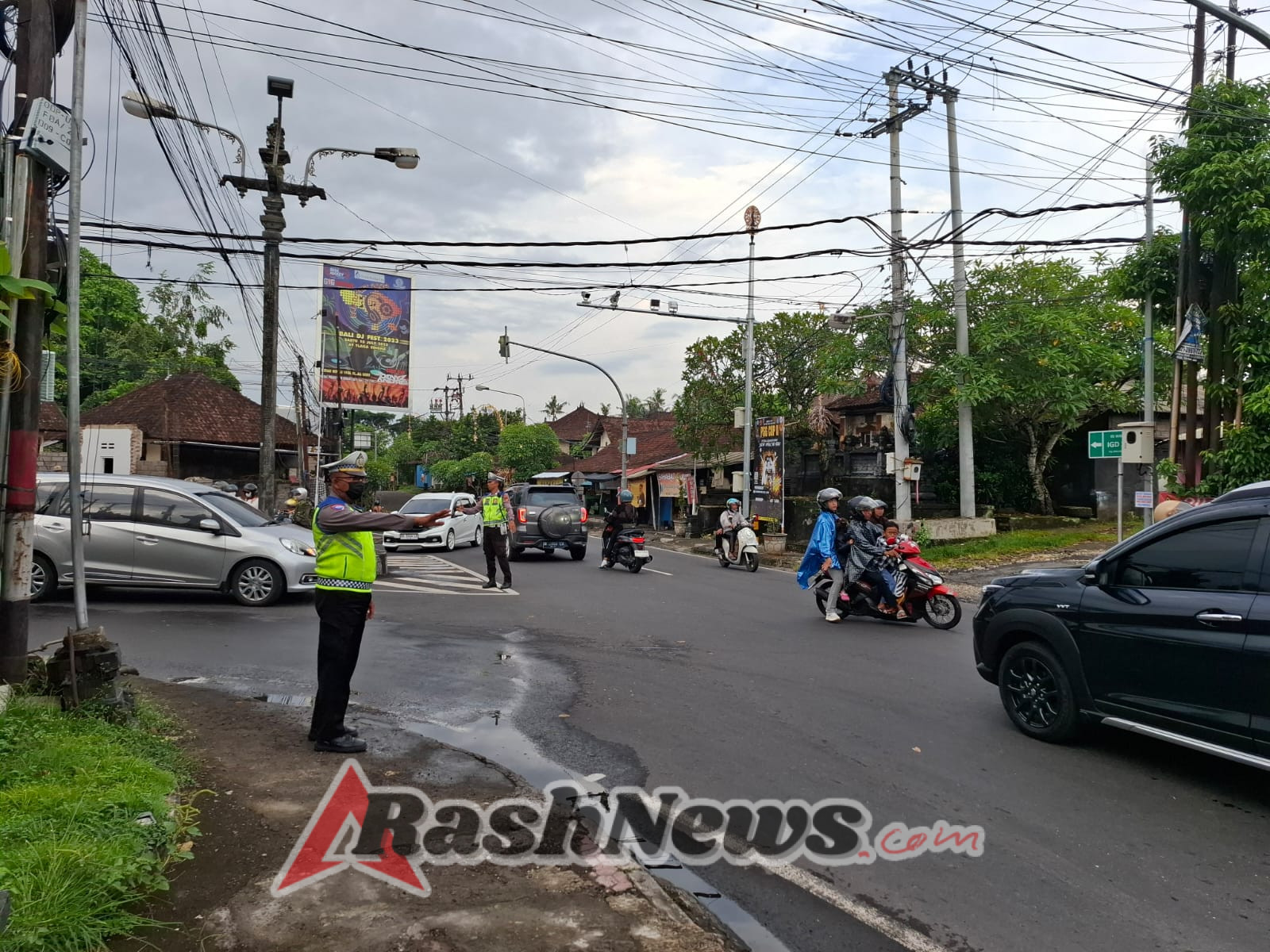 Wujudkan Kamseltibcar Lantas, Personel Polsek Abiansemal Giatkan Gatur Sore Pada Akhir Pekan