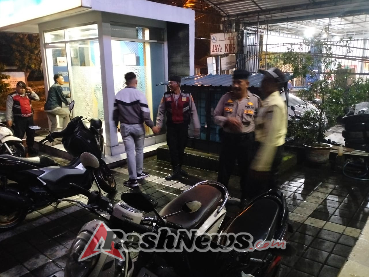 Sisir Kawasan Perbankan & Jalur Sunyi, Samapta Polsek Abiansemal Cegah Potensi Gangguan Kamtibmas