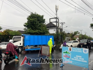 Diguyur Hujan, Personel Polsek Mengwi Tetap Laksanakan Pengaturan Lalu Lintas Demi Ciptakan Kamseltibcarlantas