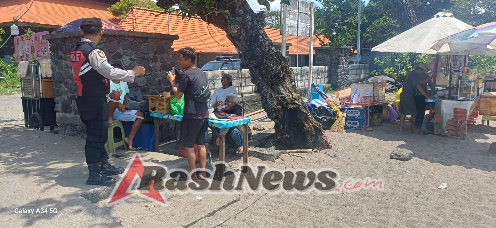Polsek Kuta Utara Patroli Ingatkan Pengunjung Pantai Perancak Waspada Cuaca Kurang Bersabat