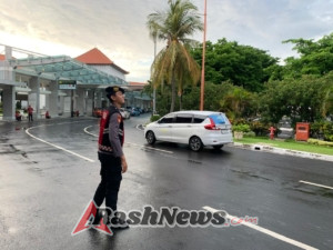 Sat Samapta Polres Bandara Ngurah Rai Kendalikan Arus Pagi di Drop Zone Domestik, Lalin Ramai Lancar