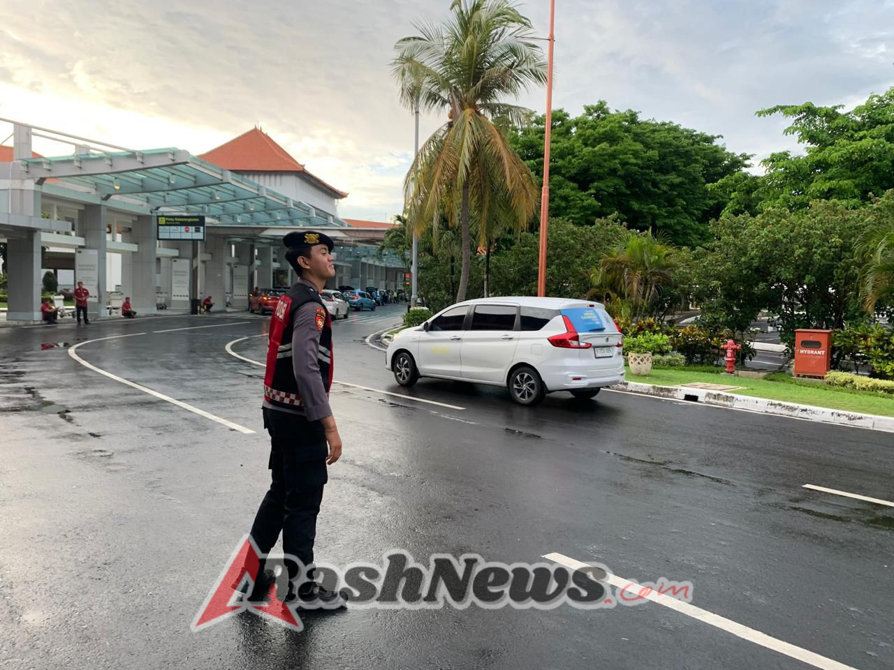 Sat Samapta Polres Bandara Ngurah Rai Kendalikan Arus Pagi di Drop Zone Domestik, Lalin Ramai Lancar