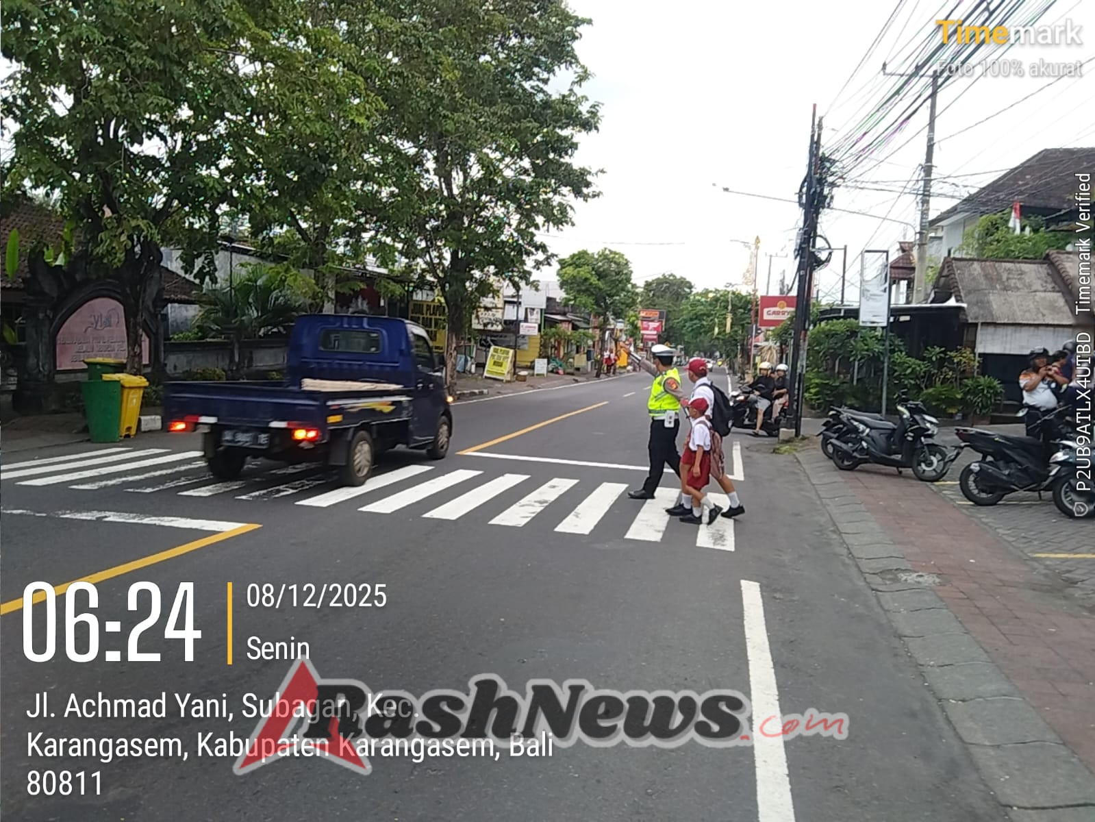 Polisi Sahabat Anak, Anggota Lantas Polres Karangasem Laksanakan Penyebrangan Pelajar SD Negeri 4 Subagan