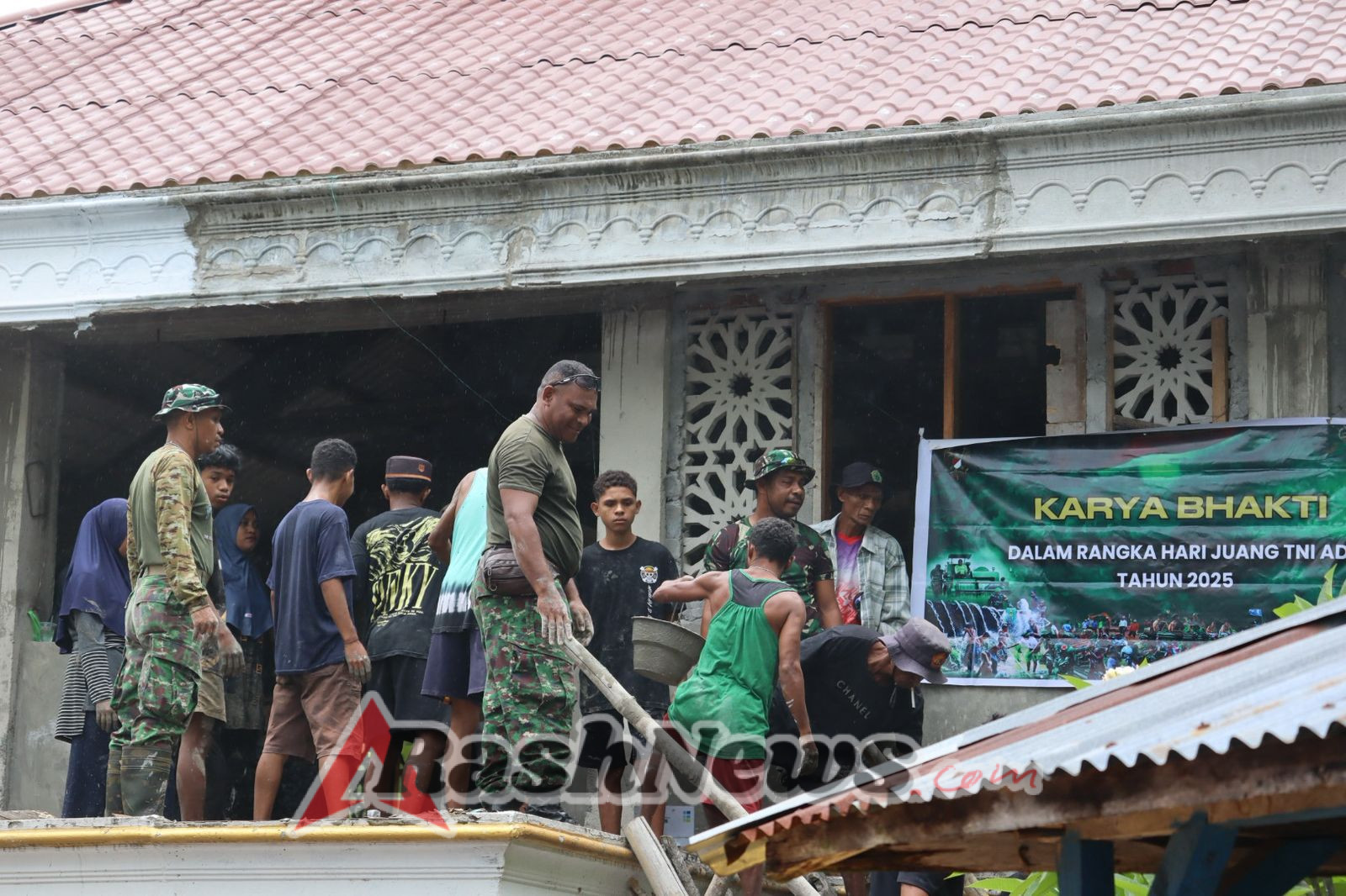 Karya Bakti TNI AD di Dulolong Berjalan Lancar dan Penuh Kebersamaan