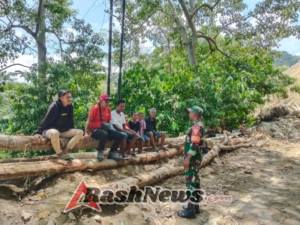 Jaga Stabilitas Desa, Babinsa Koramil 1602-02 Lakukan Pemantauan dan Imbau Kamtibmas