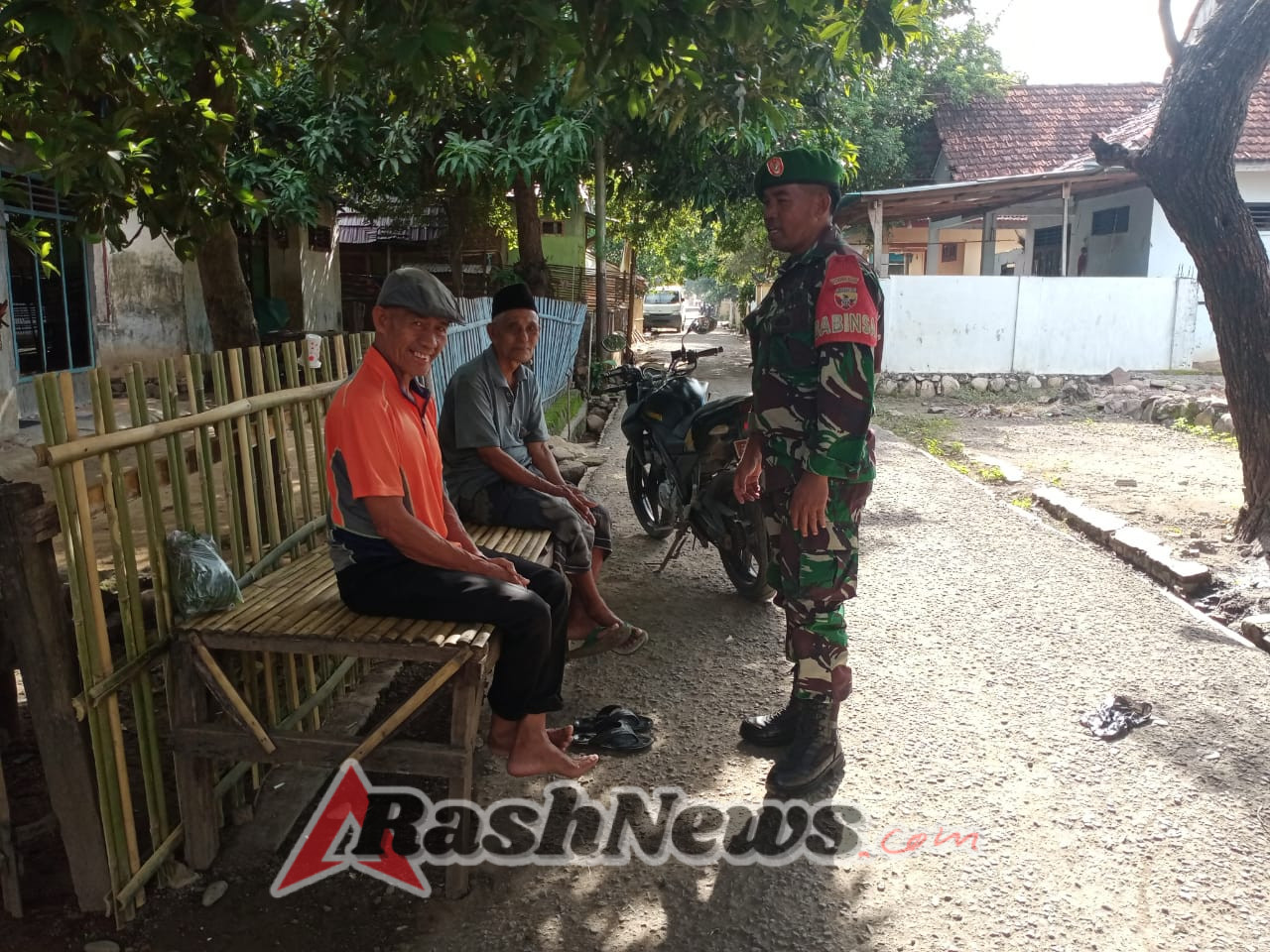 Babinsa Desa Parado Rato Imbau Warga Waspadai Longsor dan Jaga Keselamatan Kerja