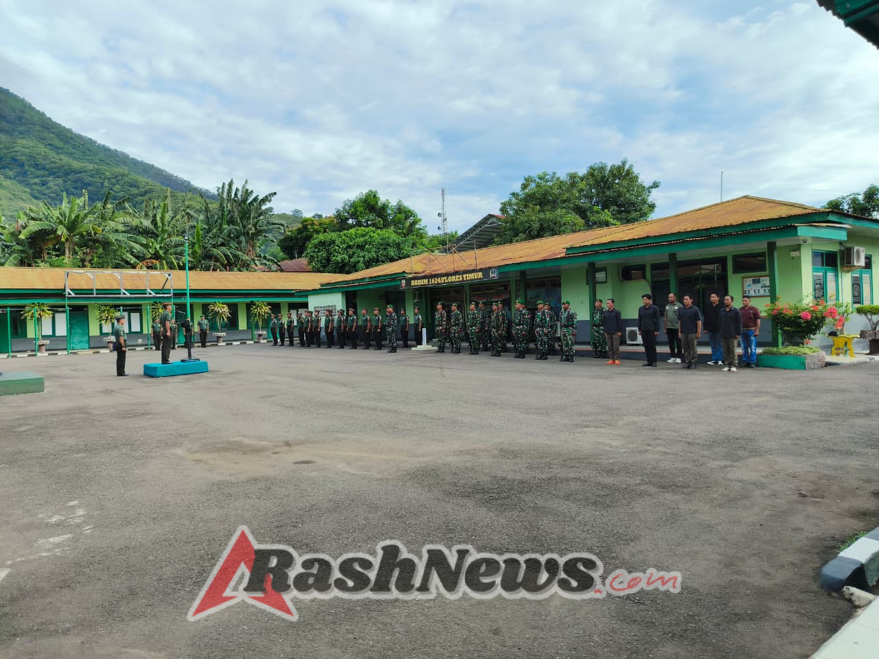 Babinsa Larantuka Ikut Upacara Pengibaran Bendera Merah Putih Kodim 1624/Flotim