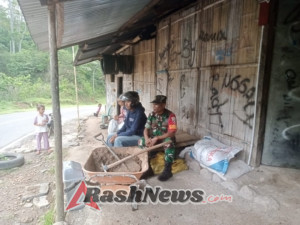 Babinsa Koramil 1602-04/Maurole Tingkatkan Kamtibmas melalui Komunikasi Sosial di Wilayah Binaan