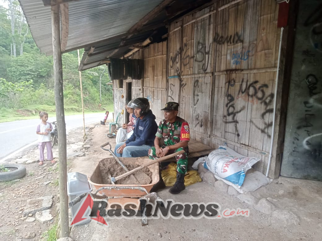 Babinsa Koramil 1602-04/Maurole Tingkatkan Kamtibmas melalui Komunikasi Sosial di Wilayah Binaan