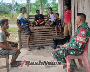 Babinsa Kodim 1613/Sumba Barat Jalin Silaturahmi Lewat Komsos di Patiala Bawa