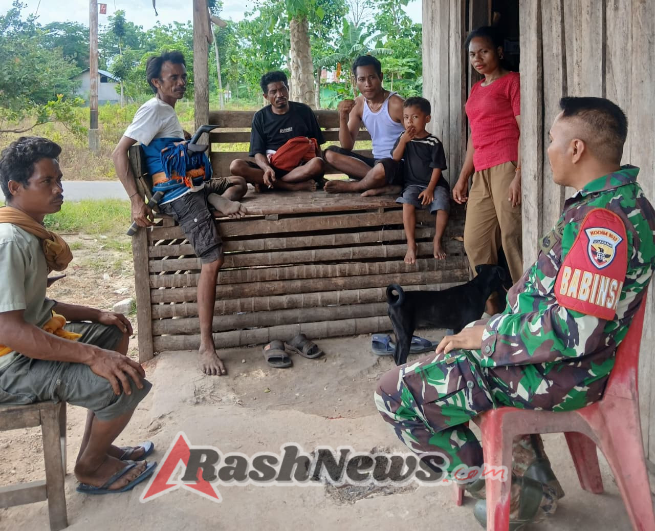 Babinsa Kodim 1613/Sumba Barat Jalin Silaturahmi Lewat Komsos di Patiala Bawa