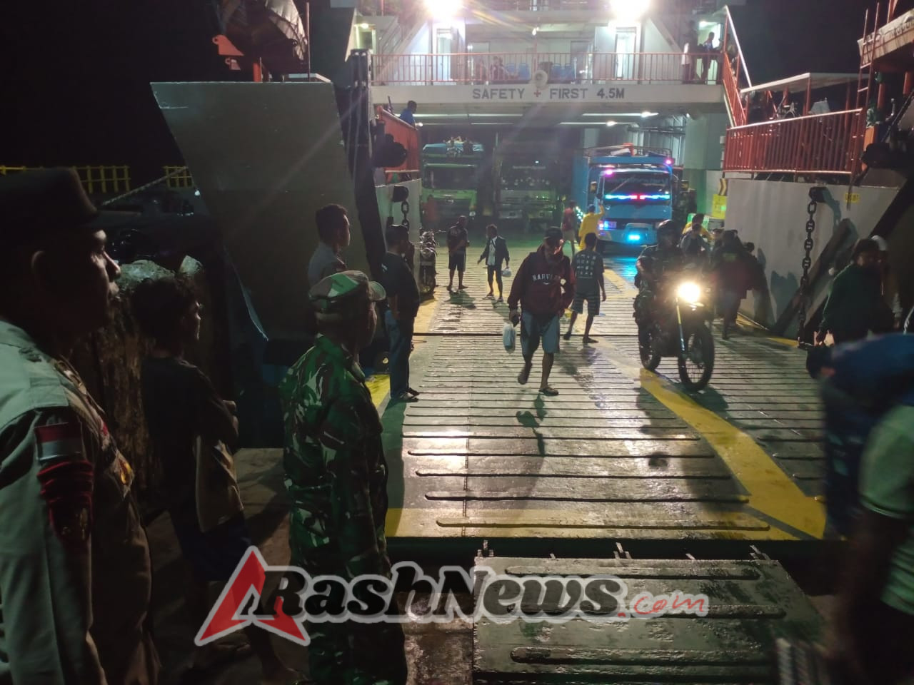 Pengamanan Ketat di Pelabuhan Pantai Baru: Babinsa Pastikan Kedatangan Kapal Berjalan Lancar